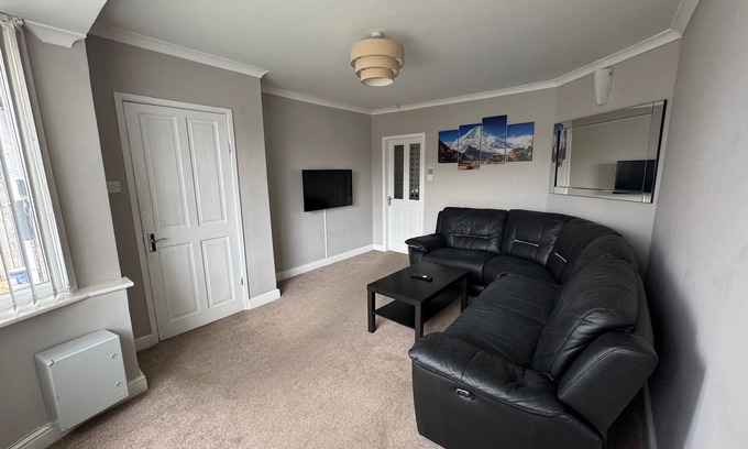 Reading Casa | Spacious 4 Bedroom Home|FREE Parking & Wi-Fi|Garden