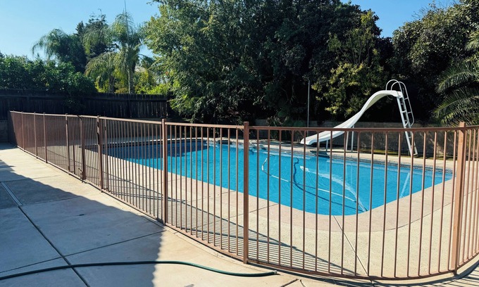 Bakersfield Casa | Spacious 4-bedroom house in lovely Bakersfield country club area with pool