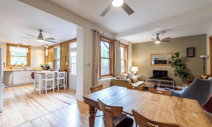 La Petite-Patrie Apartamento | Spacious 4 bedrooms, 2 floors with garden, near Jean Talon Market. Pets welcome!