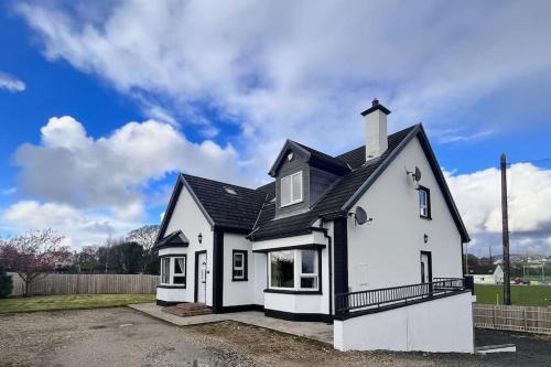 Buncrana Casa | Spacious 4 BR, Perfect Location