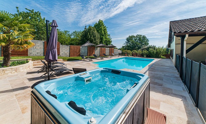 Trentels Cabaña | Amplia casa de campo de 410 m² con 3 estrellas: piscina privada climatizada, spa, canoas y paddl.