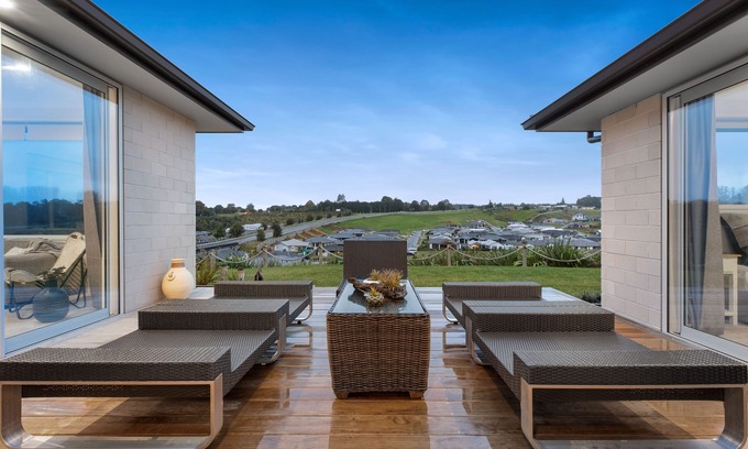 Pyes Pa Casa | spacious 4br family retreat with elevated and lake views