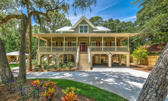 Oceanside Casa | Spacious 5 bed Cottage with Private Pool and Hot Tub, 5 min walk to beach