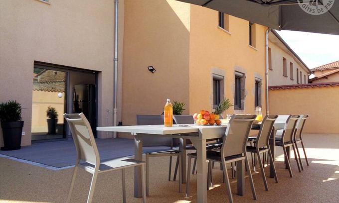 Montchal Cabaña | Casa rural espaciosa con jardín, jacuzzi y terraza, ideal para familias y amigos