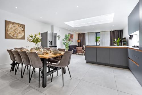 Luton Casa | Spacious 5BR for Work Crews Parking & WiFi