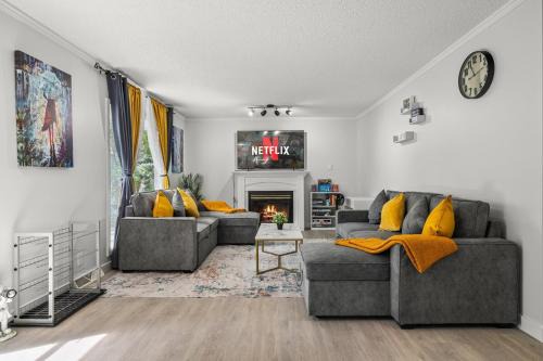 Southeast Calgary Casa | Spacious 5BR Home, 2 Kitchen, 2 Living rooms - 14 Min to Airport, 8 Min to Downtown &Zoo