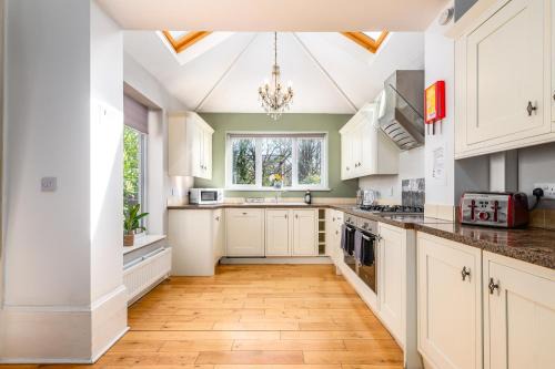 Bedford Casa | Spacious 6 Bed Home in Central Bedford w Parking