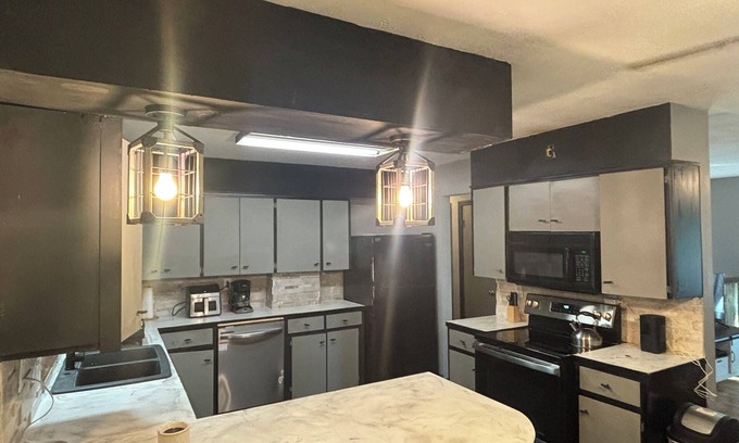 Cedar Rapids Casa | Spacious 6 Bed House, Wifi, TVs in all rooms. Jetted Tub, 2.5 Bath Close to I380