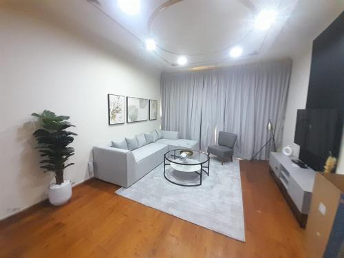 Madinat Zayed Apartamento | Spacious & Amazing 1 BR Apartment