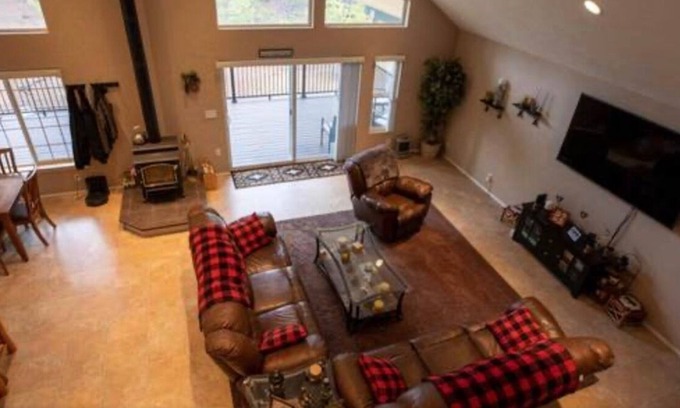 Gilchrist Casa | Spacious and beautiful 3-bedroom house in Crescent's gorgeous Two Rivers North