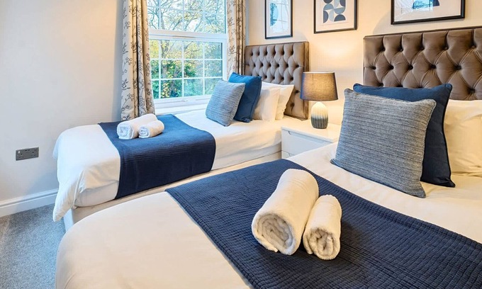 Rushmoor District Apartamento | Spacious Apartment, 6 Adults, Smart TV, WiFi