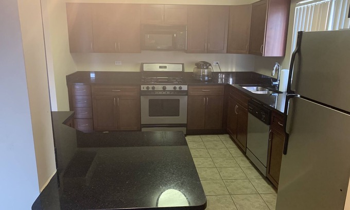 Westmont Apartamento | Spacious clean full apartment 20 min from downtown chicago
