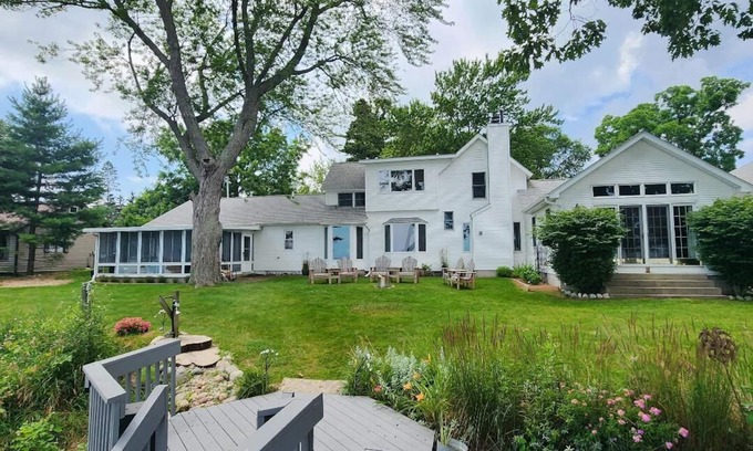 Tawas City Otro | Spacious coastal farmhouse with modern ammenities on beautiful Lake Huron!