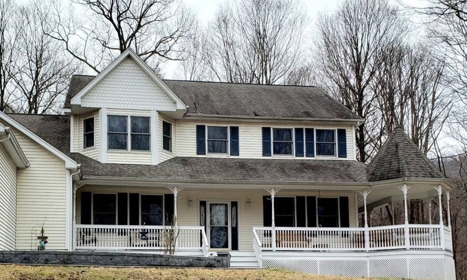 Cornwall Casa | Colonial espacioso en 2 más acres