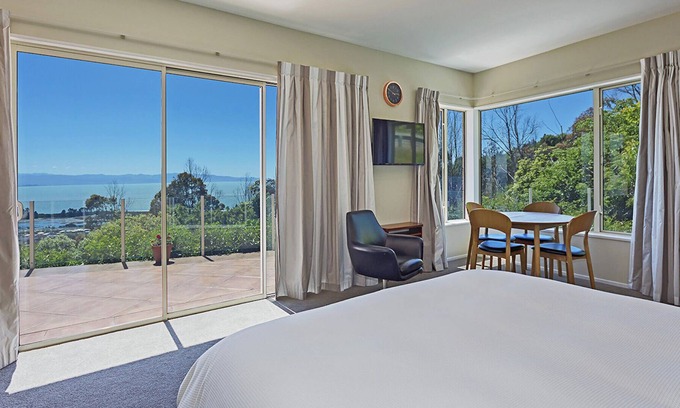 Tahunanui Apartamento | Amplio, cómodo, soleado estudio de Nelson con vistas al mar!