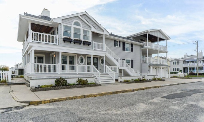 South End Condominio | Spacious Corner Property! One house off the beach