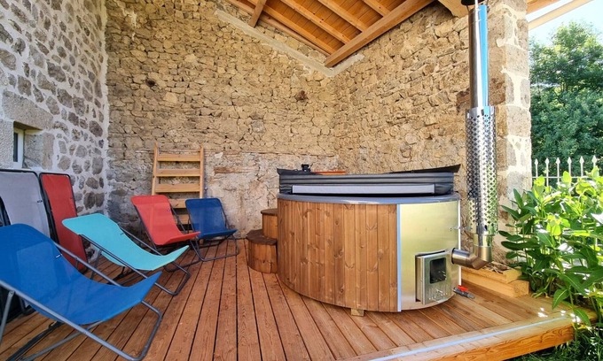 Usson-en-Forez Cabaña | Amplia casa rural con jacuzzi y wifi en Usson-en-Forez