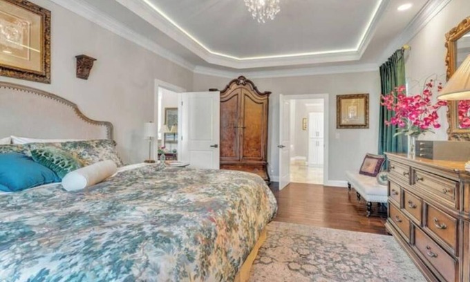 Evansville Casa | Spacious Downtown Elegance