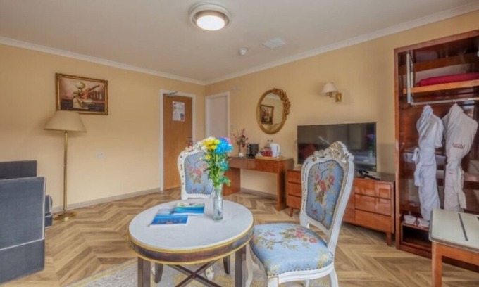 Fort William Hotel | Spacious Escape with Mountain Views & Easy Access to Outdoor Fun