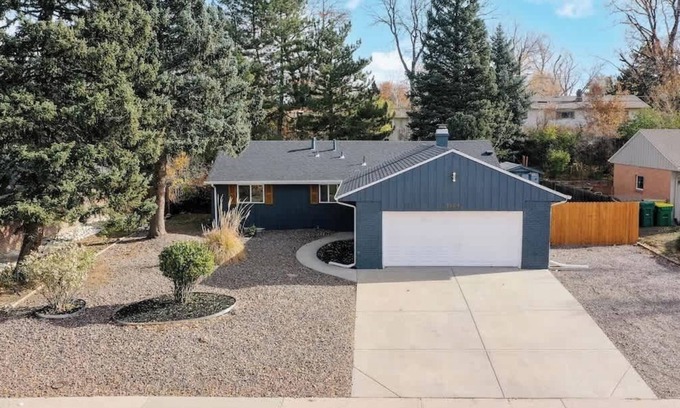 Southeast Casa | Spacious Family Retreat in Denver