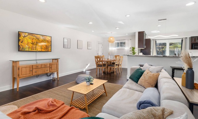 White Oak Casa | Spacious Getaway| 4BR QBEDS|12mi - DC+Attractions!