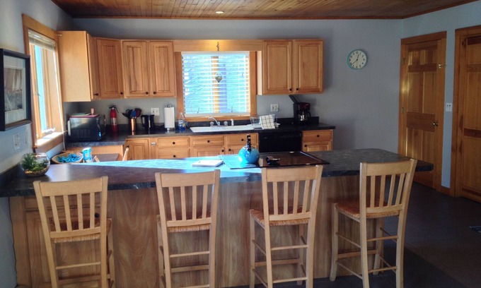 Southwest Harbor Apartamento | Amplio apartamento de cuatro estaciones en el suroeste del puerto de la ciudad. A minutos de Acadia.