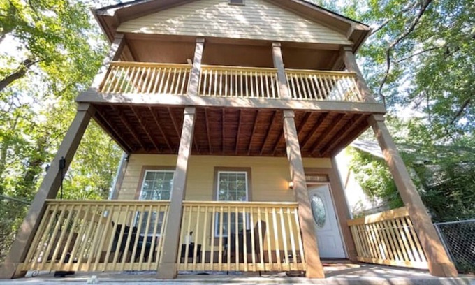 Pittsburgh Casa | SPACIOUS, IN TOWN 3 BEDROOM HOME