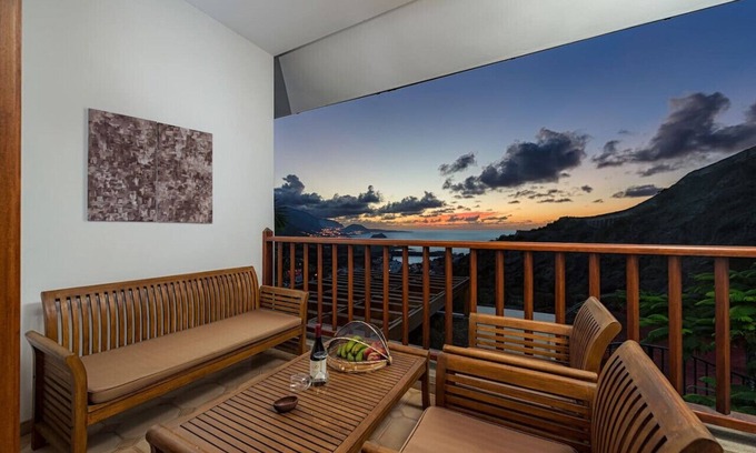 La Mancha Apartamento | Vistas mar y Teide, terrazas, wifi, concierge en villa [apt D]