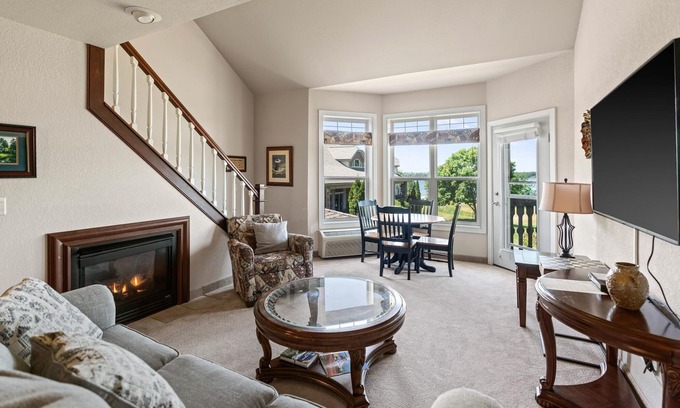 Birchwood Condominio | Spacious Lakeside Condo at Tagalong Golf Resort with Indoor Pool and Hot Tub