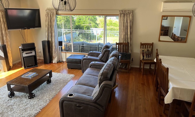 Kekerengu Cabina | Spacious Lodge ,Seaviews,2 minutes from beach.