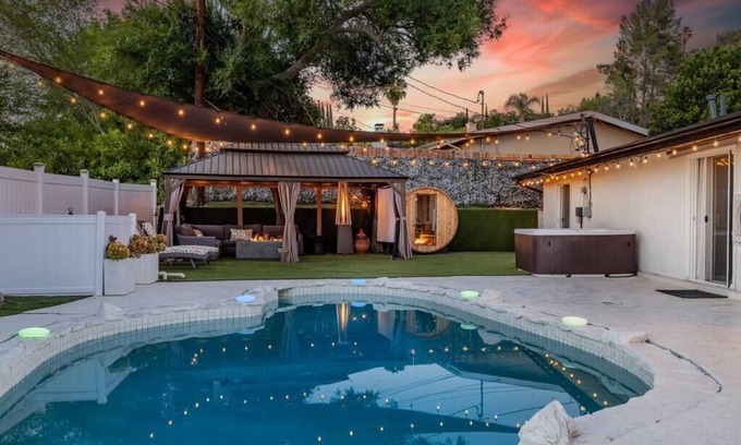 Woodland Hills Casa | Spacious Luxury 4 bdr, Pool, Hot Tub, Sauna, Patio