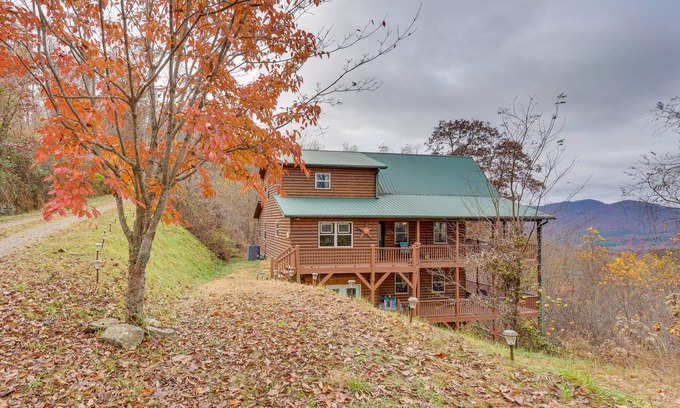 Murphy Cabina | Spacious Murphy Retreat w/ Decks & Game Room!