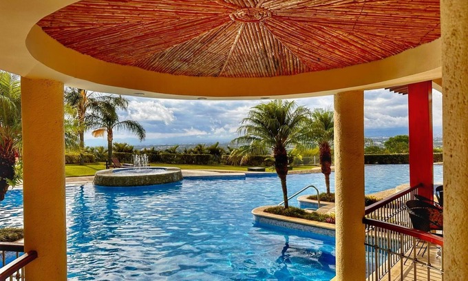 Santa Ana Apartamento | Spacious Penthouse w/office Lakeview, Pool, GYM