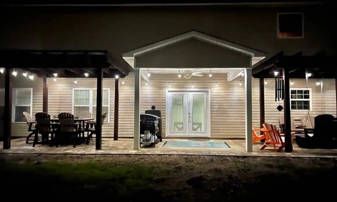 Swansboro Casa | Spacious Retreat Near Beaches & Camp Lejeune – Fire Pit & Pool Table!