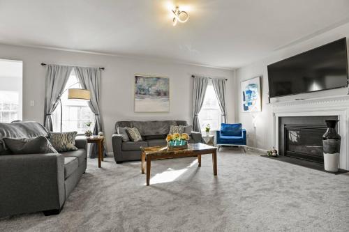 Palm Casa | Spacious & Serene Family Gem: Games, Office, Yard!