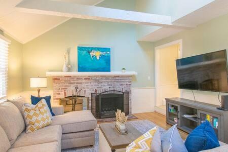 Marstons Mills Casa | Spacious Stone Fire Pit Game Room A C