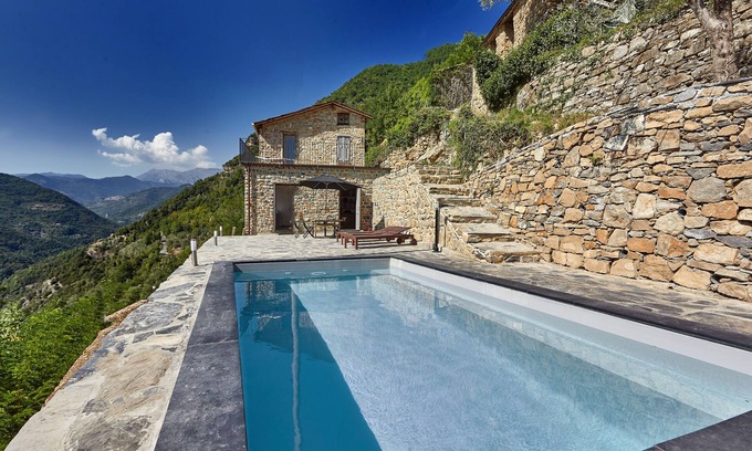 Molini di Triora Casa | Amplio, casa de vacaciones con estilo para 6. piscina privada, terrazas y vistas a la montaña.