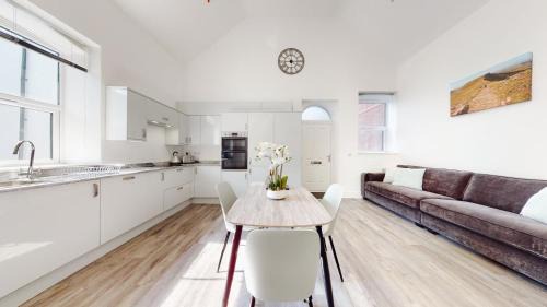 Abertillery Apartamento | Spacious three bedroom apartment with Valley views