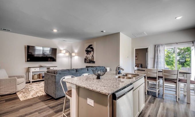 Little River Casa | Spacious Townhouse close to Beach and North Myrtle Beach Parks and Recreation