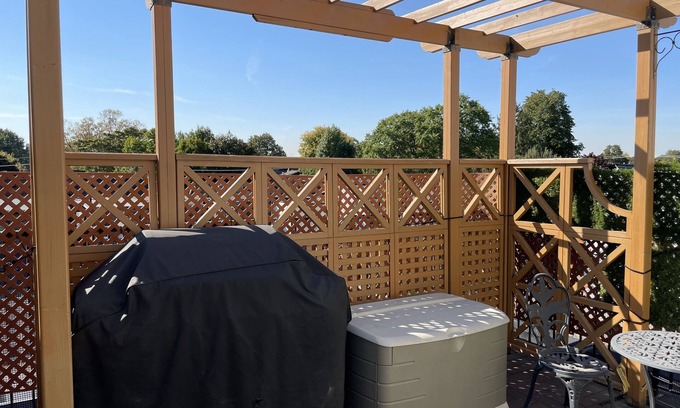 Wallace Emerson Apartamento | Spacious Two bed Two Full bath with an ensuite bathroom and balcony.