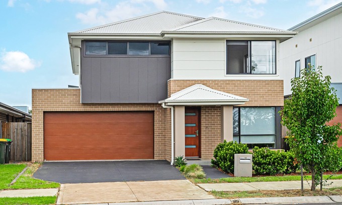 Catherine Field Casa | Spacious two-level 4br Home in Catherine Field