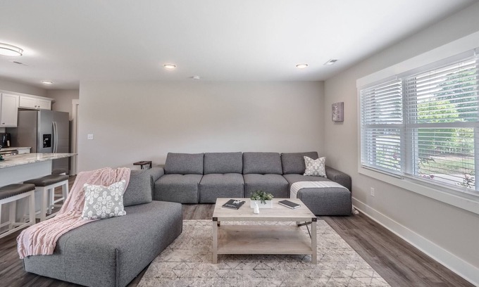 Silver Lake Casa | Spacious w/ all King Beds, 15 min from Beach + Downtown, Pup Friendly!