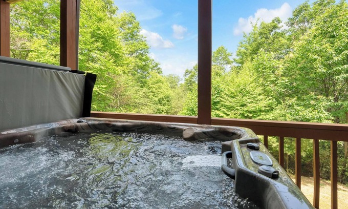 Sparta Cabina | Sparta Cabin + Game Room + Dog Friendly + HOT TUB