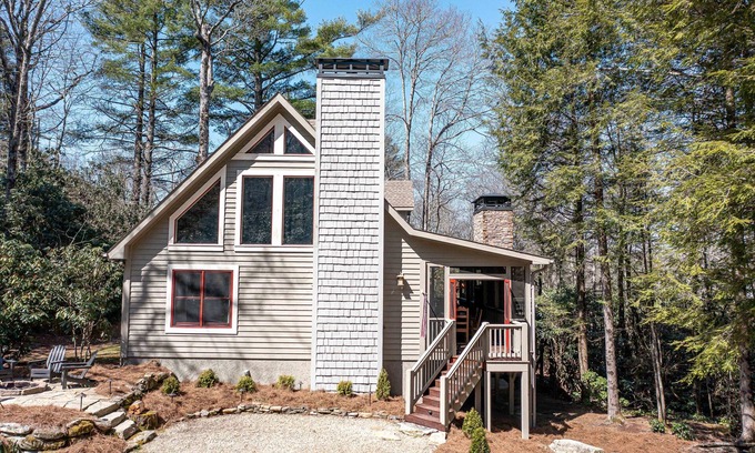 Wildwood Mountain Cabina | Oferta especial Cabaña Creekside Highlands: vista Mountian y bañera de hidromasaje.