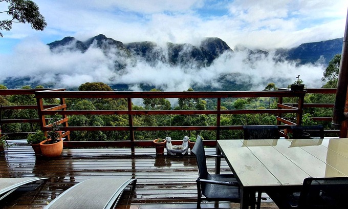 Constantia Cabina | Spectacular 2-bedroom cabin in da woods looking onto Table Mountain in Cape Town