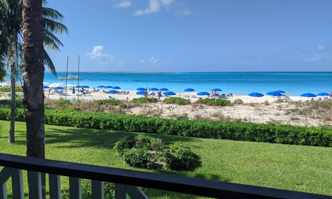 Grace Bay Complejo | Spectacular Beachfront Condo, Ocean Views of Grace Bay, Suite #123