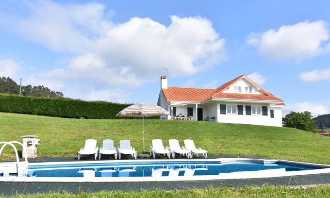 Navajeda Villa | Espectacular casa con piscina y gran jardín