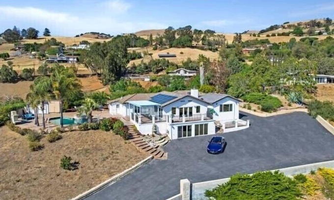 Evergreen Villa | Spectacular Panoramic Views of Valley, City Lights