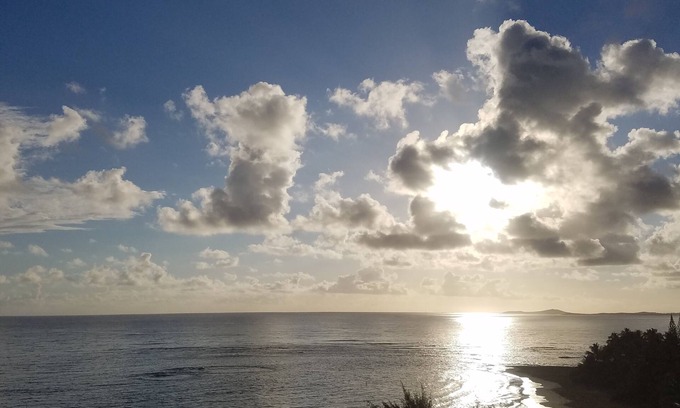 Mata de Platano Apartamento | Breezy estudio apto con espectacular vista al mar, a la derecha a través de A