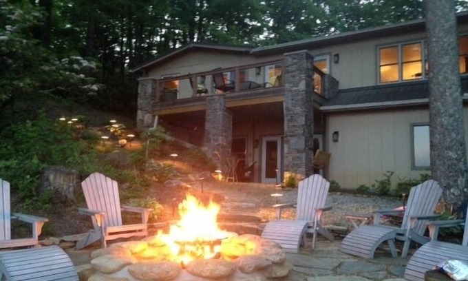 Spruce Pine Cabina | Espectaculares vistas a la montaña desde una lujosa casa de estilo familiar cerca de BR Parkway.